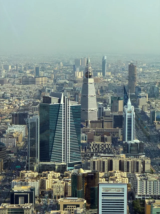 برج الفيصلية ضمن المشهد العمراني لمدينة الرياض